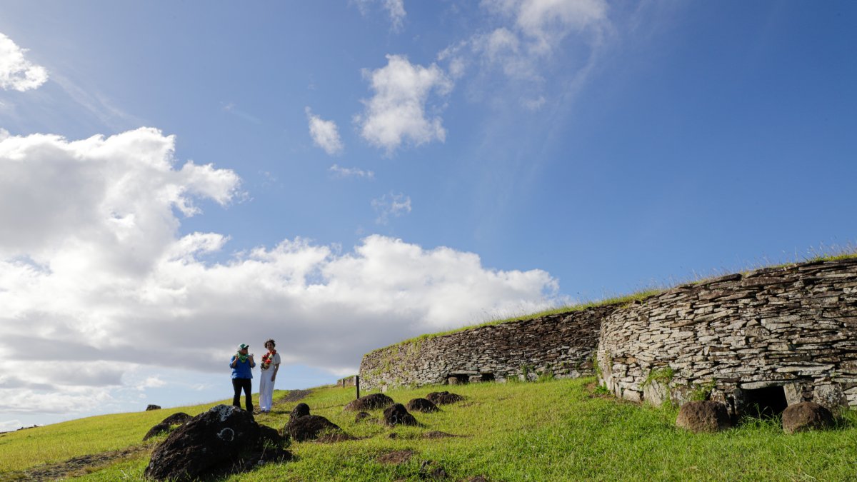 Fotografía sin fecha cedida por el Ministerio de Medio Ambiente de Chile de la ministra Maisa Rojas (d) durante un recorrido, en Rapa Nui (Chile).