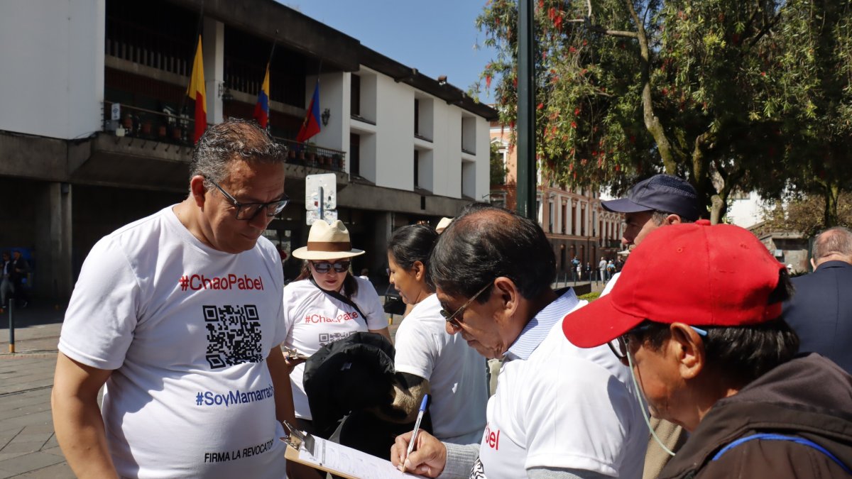 Iniciativa. La recolección de firmas para la revocatoria de Pabel Muñoz empezó el 23 de abril en la Plaza Grande