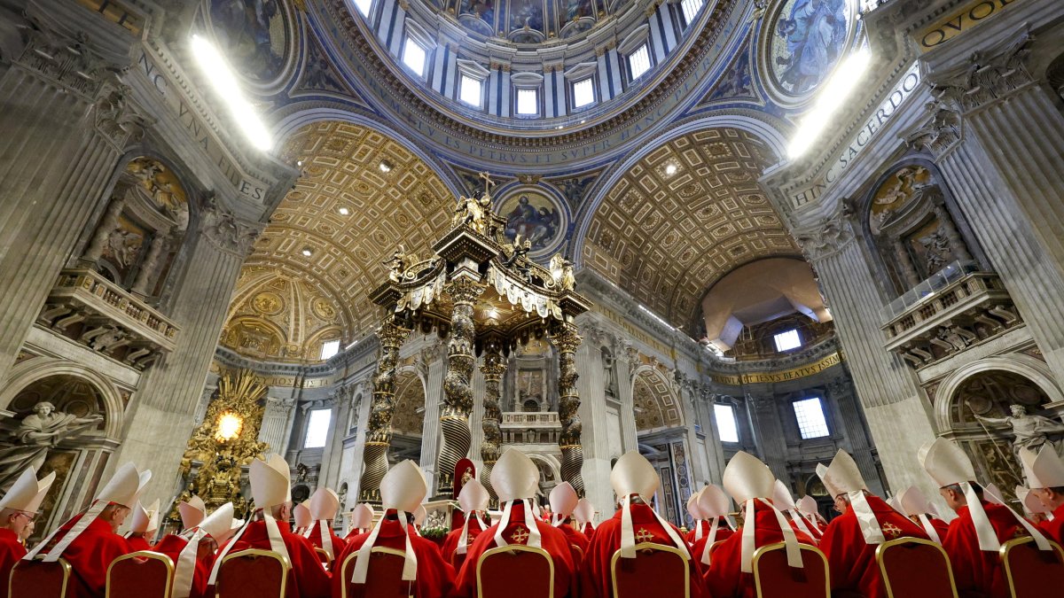 Cardenales en una de las misas en memoria del papa Francisco