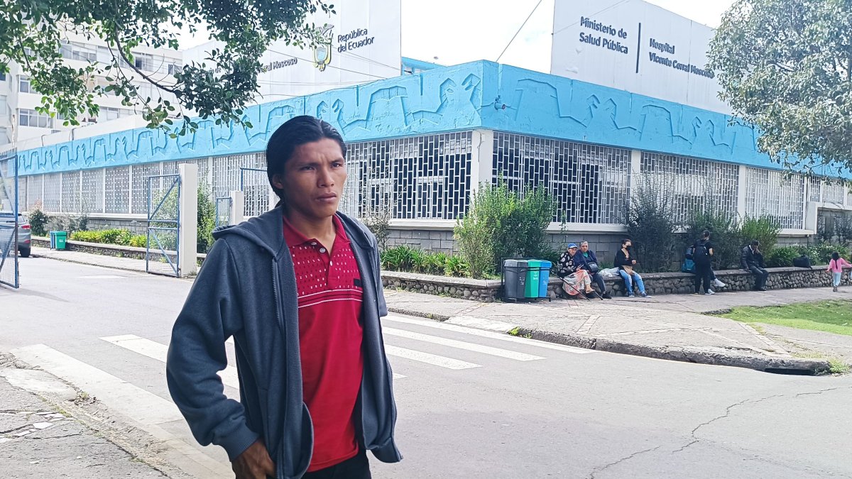 Gabriel Sumpinanch es el padre de uno de los niños que fue trasladado al Hospital Vicente Corral Moscoso.