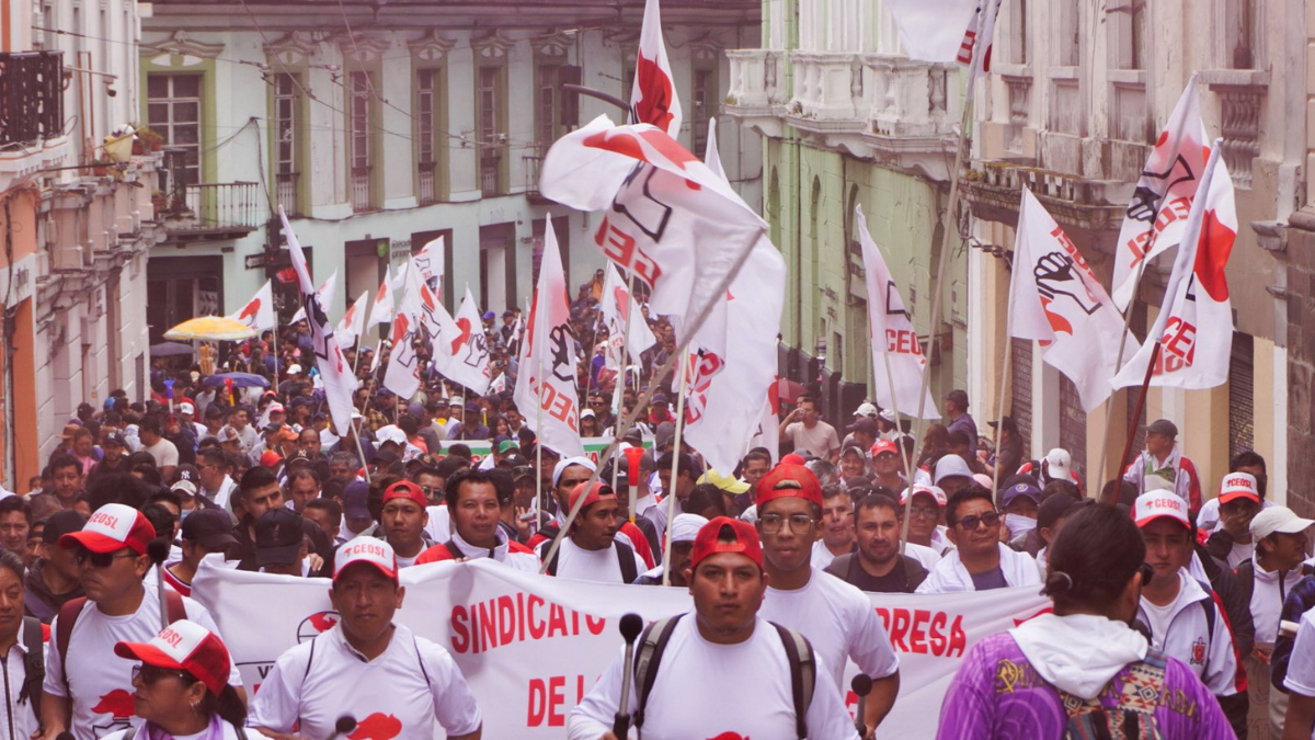 Trabajadores, que integran la CEOSL, avanzaron por el Centro de Quito, en la marcha del 1 de mayo del 2025.