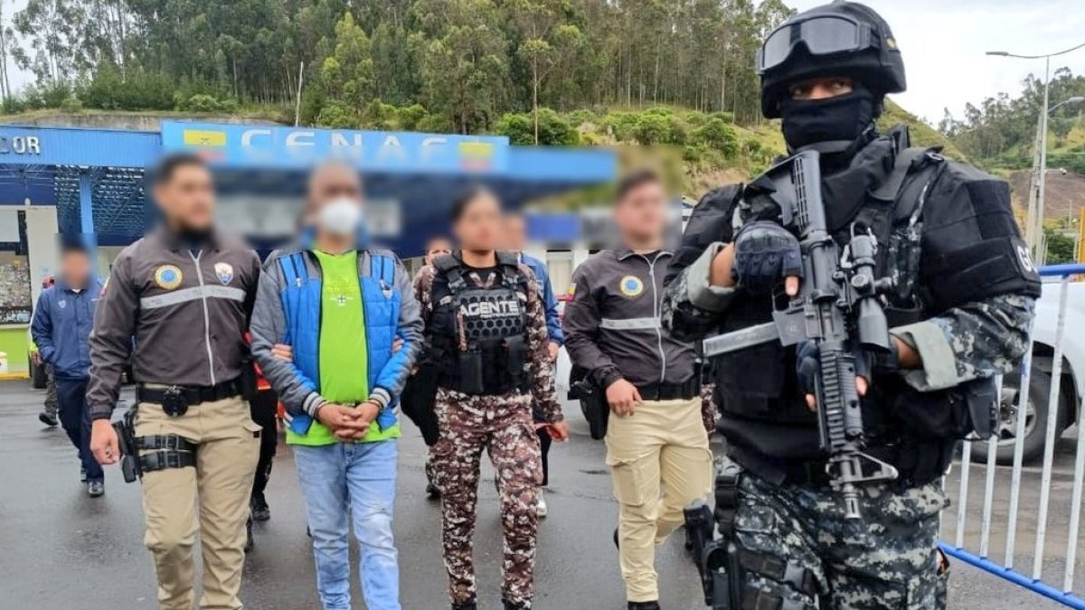Ocho presos colombianos fueron repatriados a su país. Agentes policiales y del SNAI entregaron a los sentenciados a funcionarios del Instituto Nacional Penitenciario y Carcelario de Colombia.