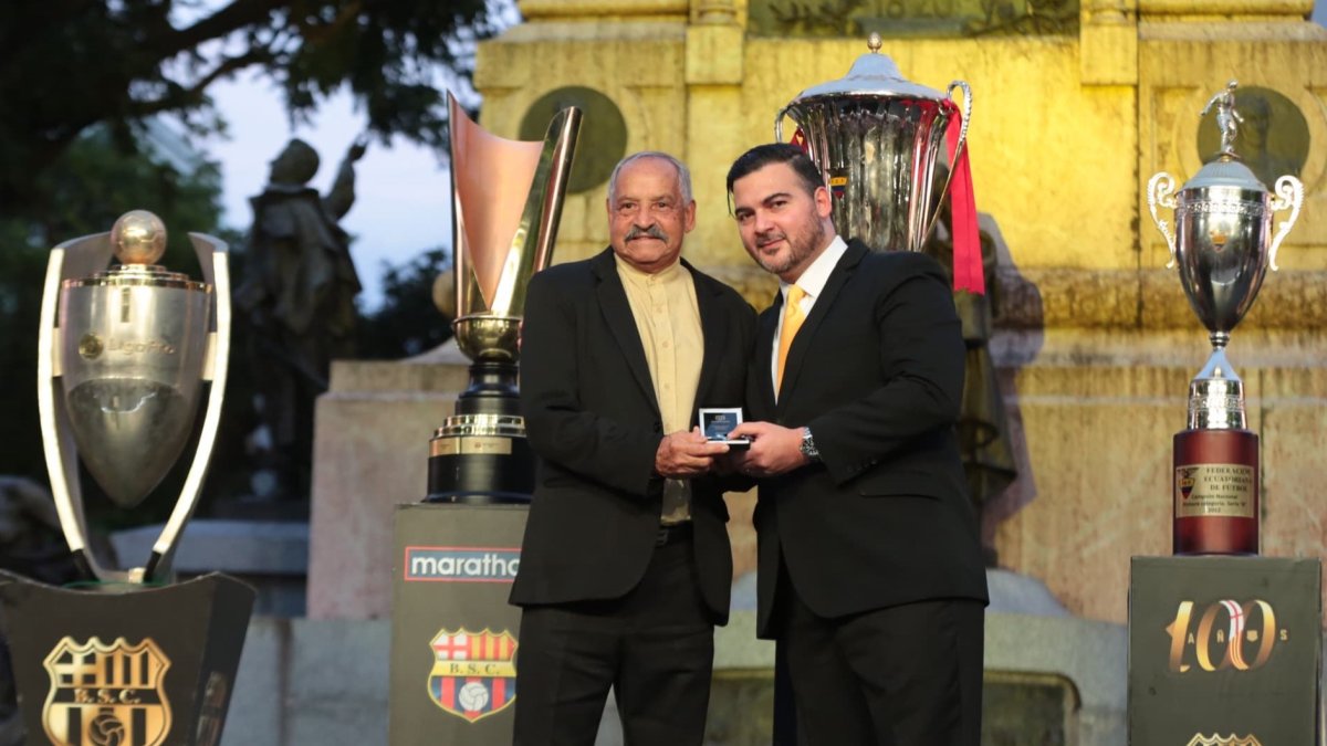 El presidente del Barcelona SC, Antonio Álvarez, entrega la distinción al exvolante Victor Ephanor.