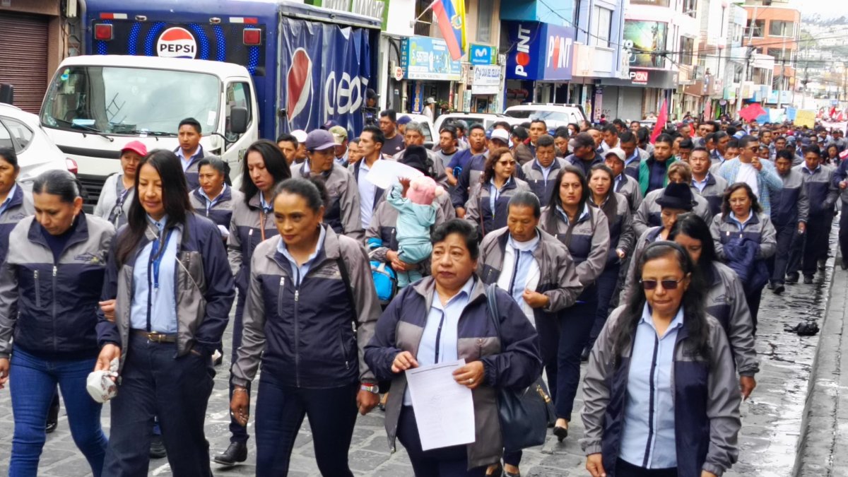 Trabajadores de Cotopaxi exigen derogación del Decreto 054 en el Día del Trabajo.