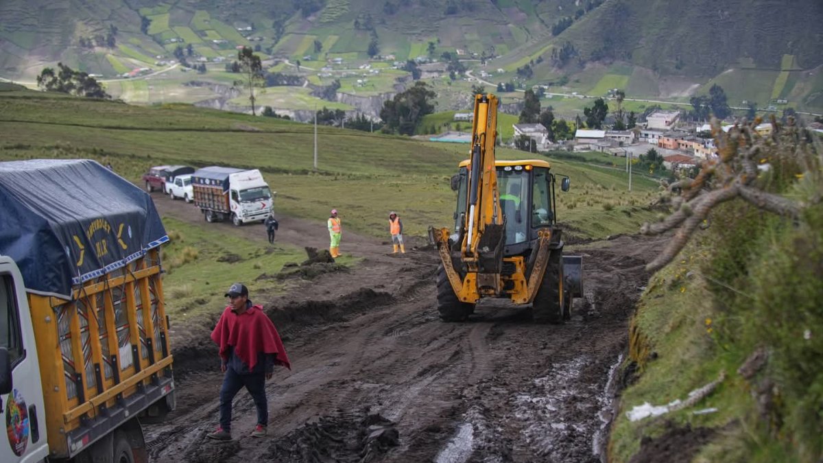 La maquinaria trabaja en el lastrado de la vía para habilitar el transito vehicular.