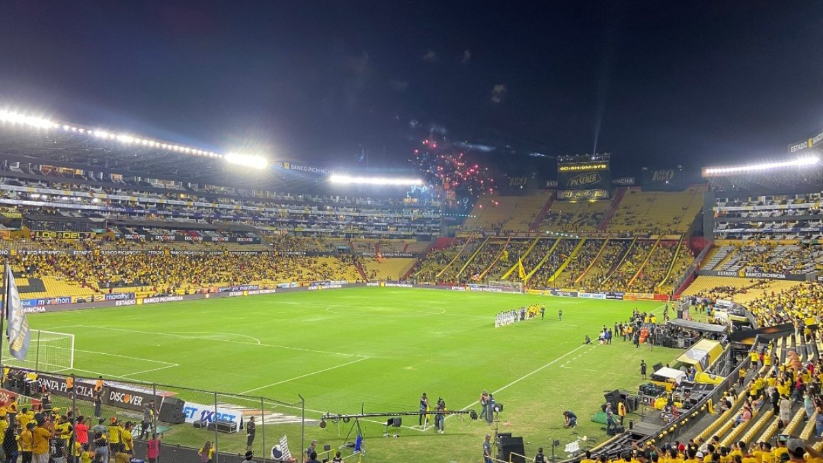 Hinchas de Barcelona SC ausentes en la celebración del Centenario, dejando el estadio vacío en gran parte.
