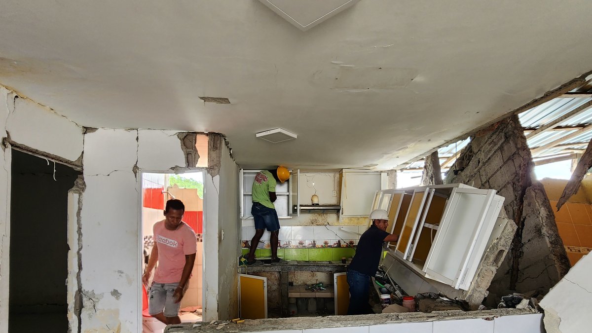 Los habitantes de Piedras Viejas salvan lo poco que pueden de sus casas. Se turnan para cuidar sus viviendas.