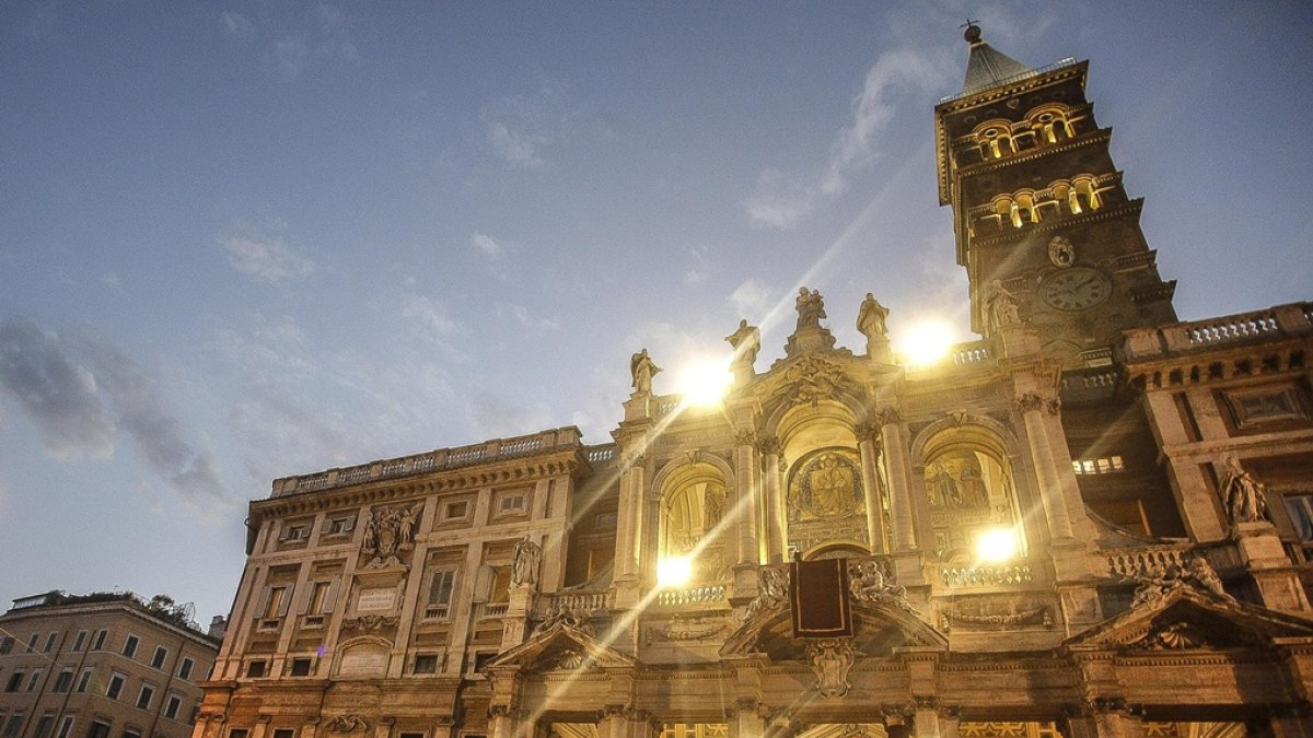 Portada principal de la Basílica Santa María la Mayor de Roma. Celebración del Corpus Domini, con el Papa Francisco.