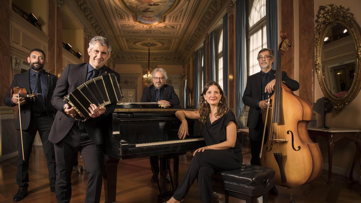 La agrupación mantiene viva el legado de Astor Piazzolla, dando valor a sus temas menos conocidos.