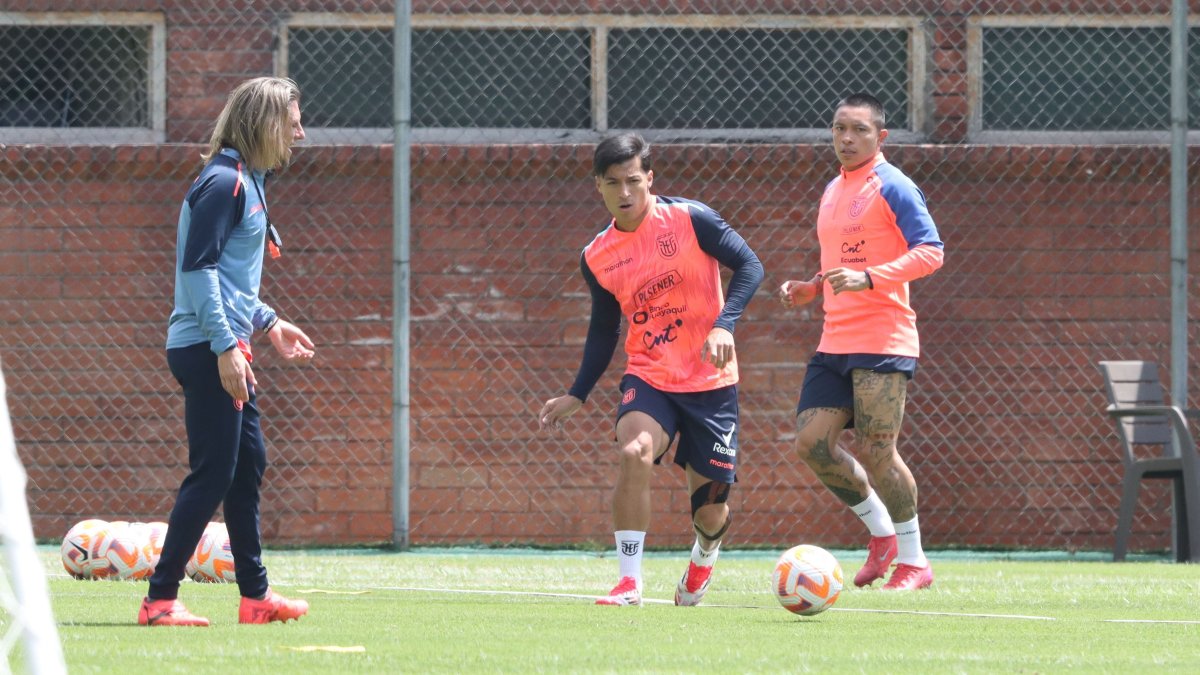 El técnico Sebastián Beccacece (i), los seleccionados y los dirigentes decidieron jugar en Guayaquil.