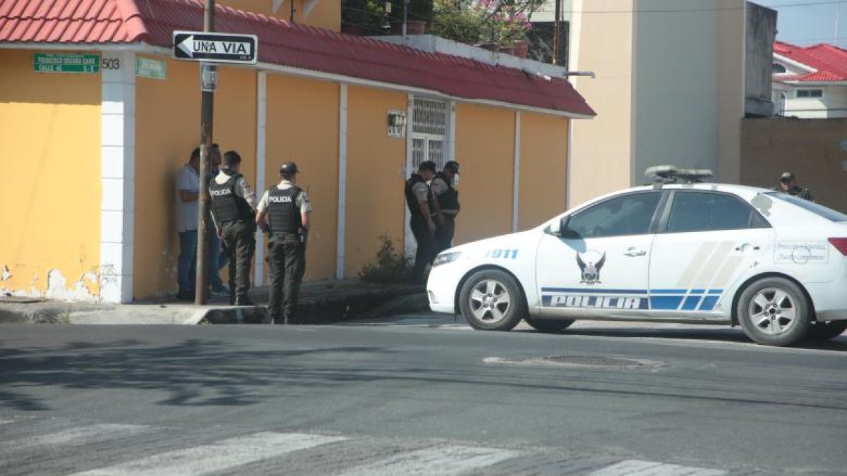 Policías acudieron al sitio para indagar el caso.
