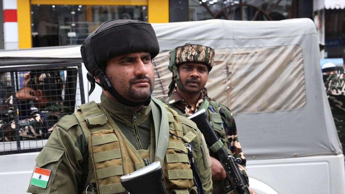 Soldados paramilitares indios montan guardia en Srinagar, la capital de verano de la Cachemira india, India, el jueves 1 de mayo de 2025.