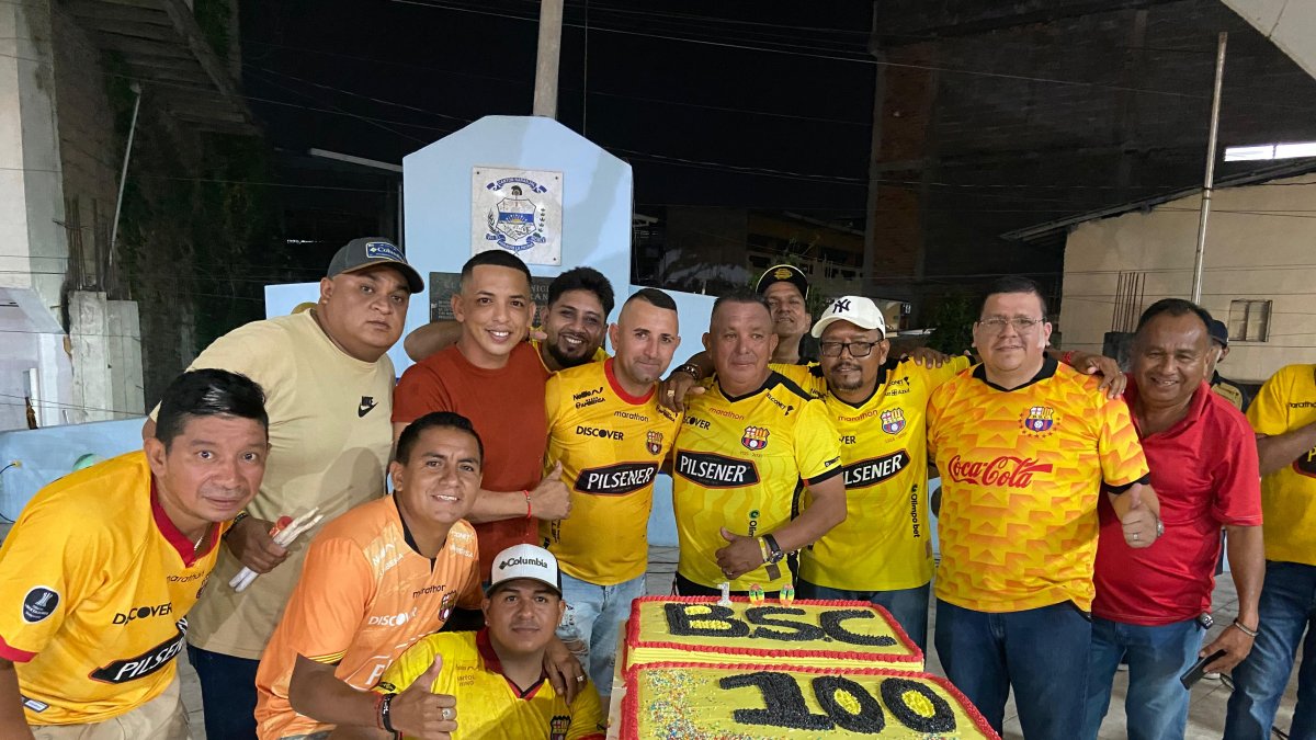 Con torta gigante en honor a Barcelona SC festejaron los hinchas el Centenario.