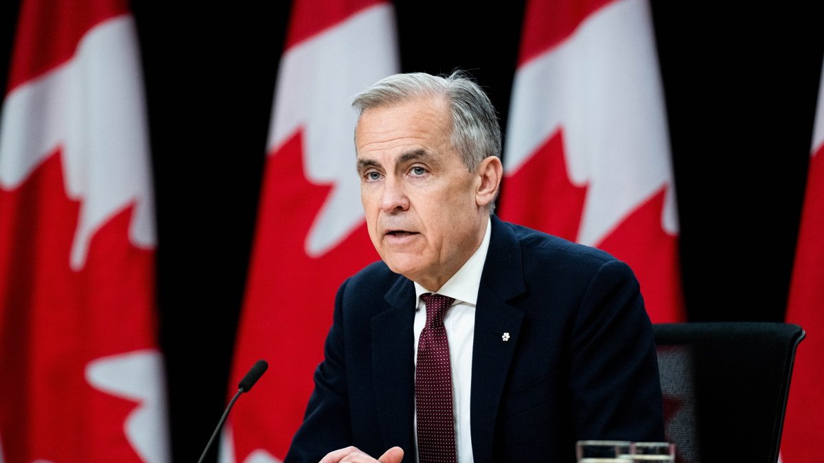 El primer ministro canadiense, Mark Carney, habla con periodistas.