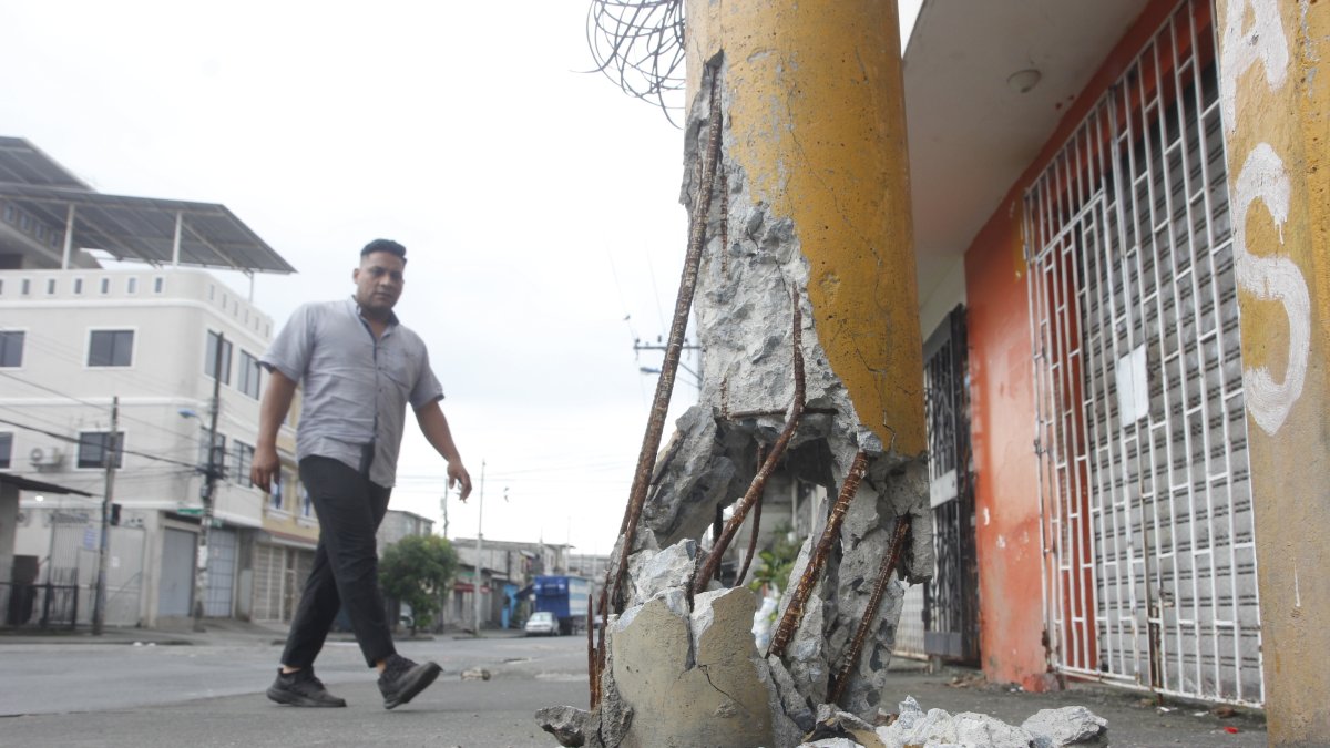 Juan Montalvo. Entre las manzanas 506 y 510 hay una decena de postes afectados. Uno se encuentra ya al borde del colapso.
