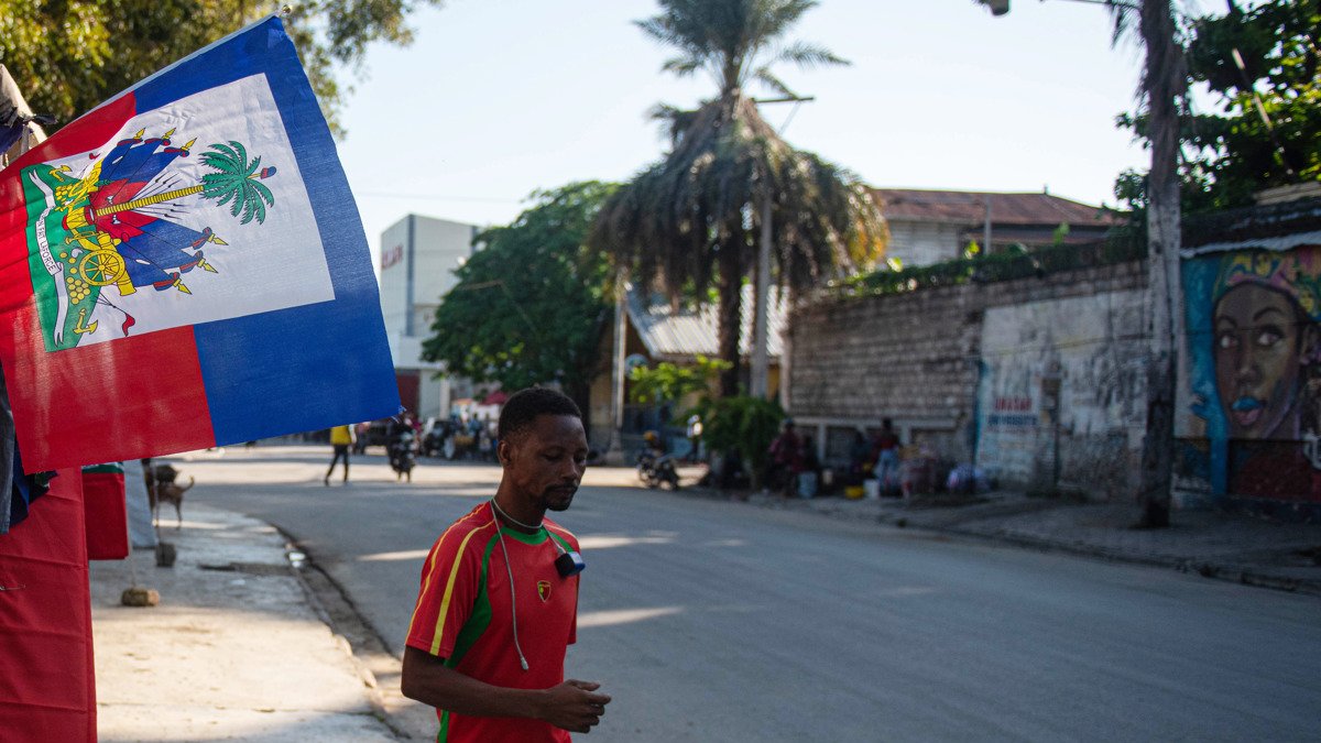 Un hombre fue captado el pasado 24 de abril al caminar por una calle de Puerto Príncipe (Haití).