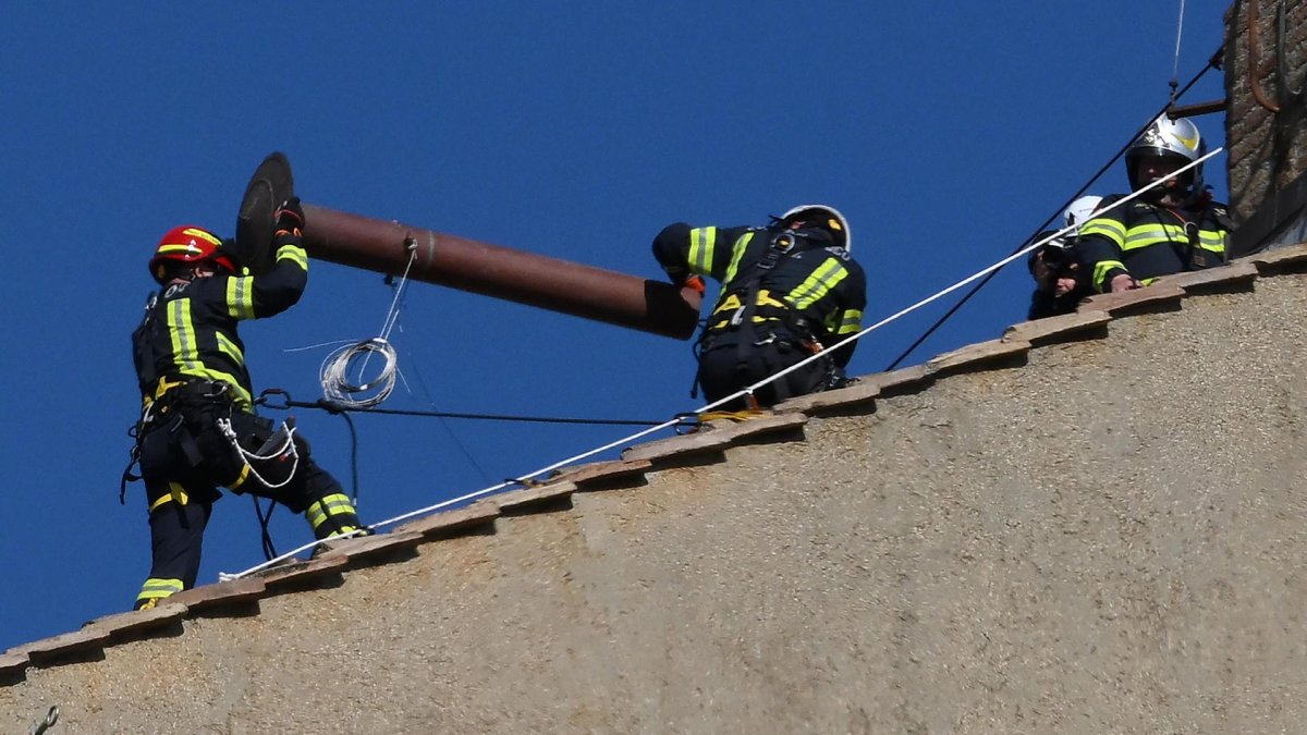 Trabajadores instalan la chimenea en la Capilla Sixtina, señalando la cercanía del cónclave.