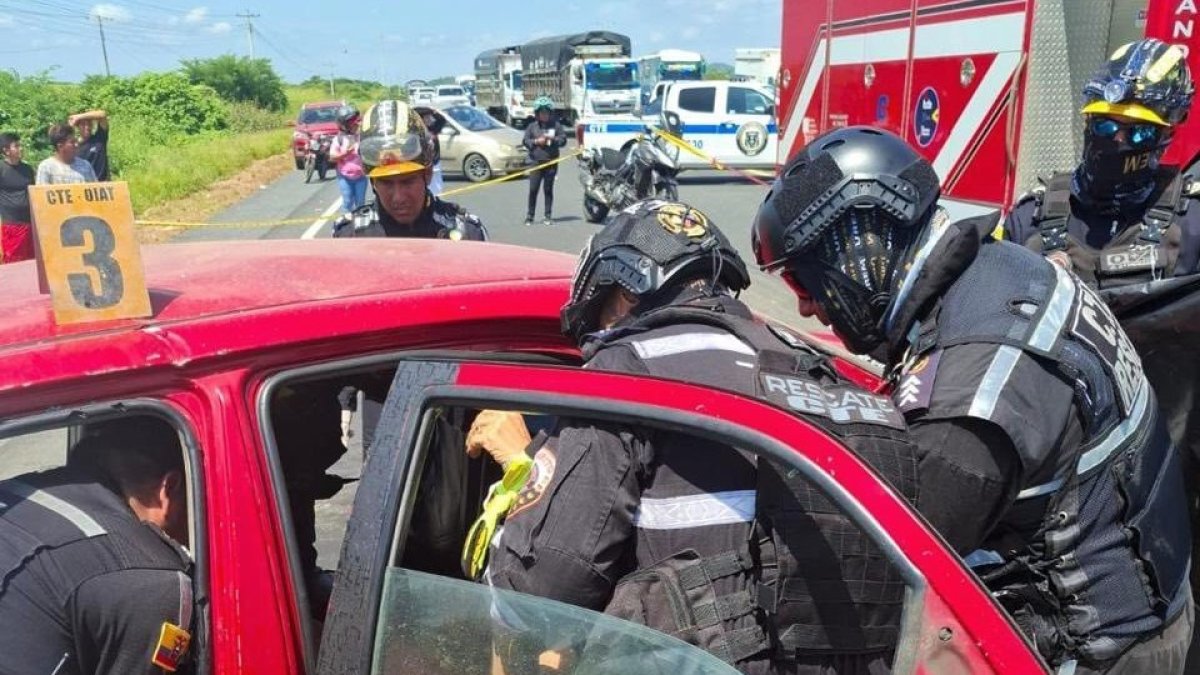 El impacto provocó que los vehículos quedaran destruidos.