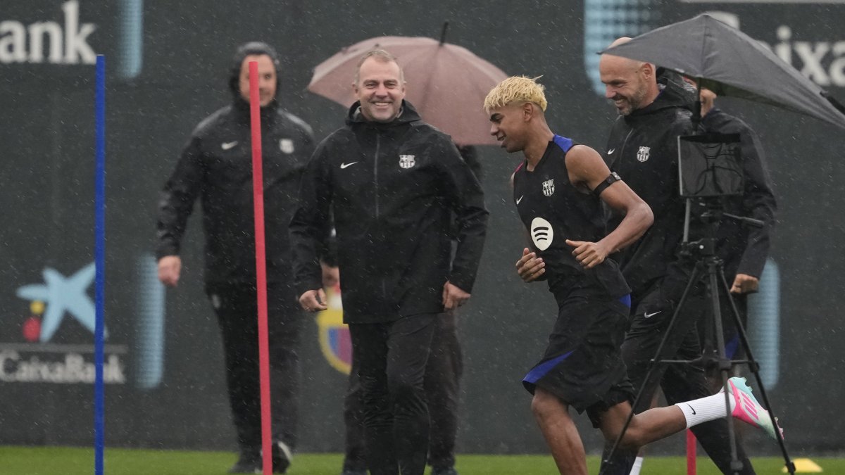 El entrenador del FC Barcelona, Hansi Flick (c), le dará descanso a varias de sus figuras como al extremo Lamine Yamal (d).