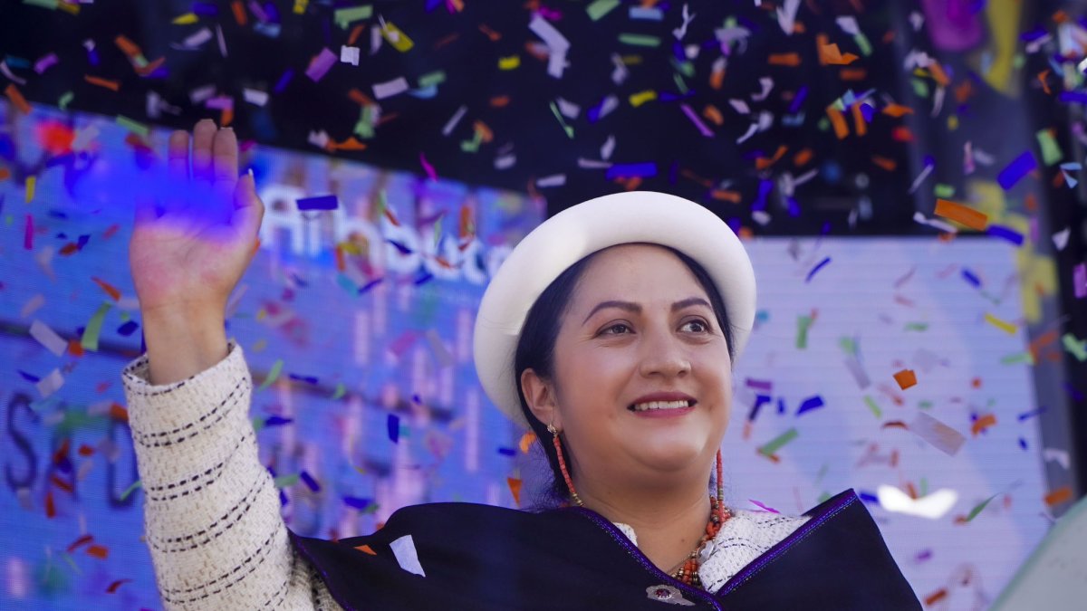 La alcaldesa de Ambato, Diana Caiza, durante la rendición de cuentas de su primer año de gestión.