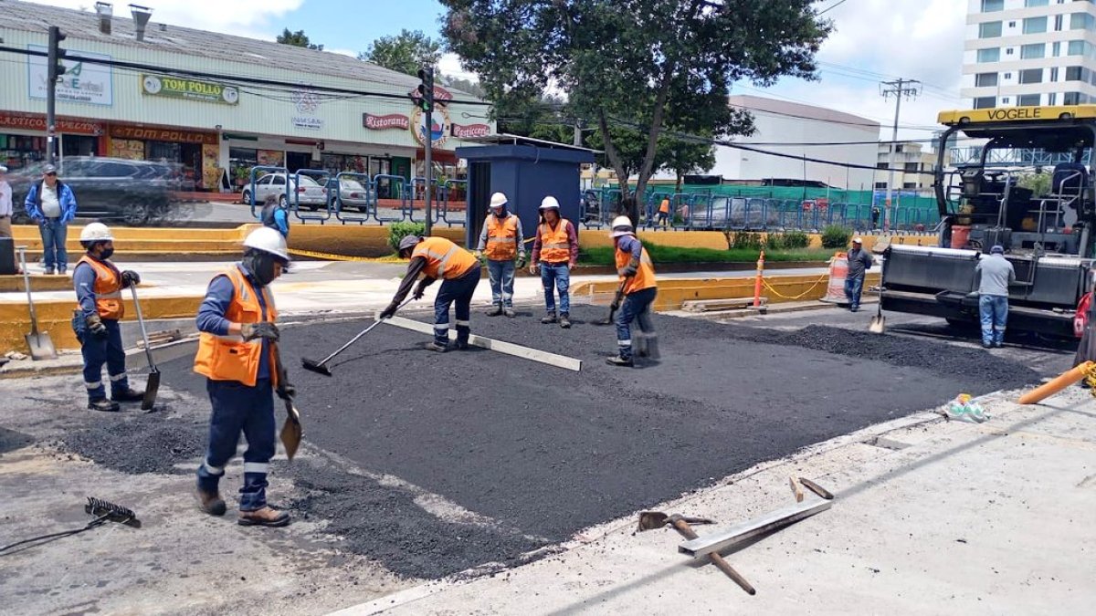 En la zona se refuerzan los cruces peatonales a nivel de calzada con la construcción de dos pacificadores viales.