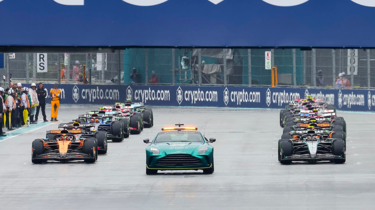 a parrilla de salida y el coche de seguridad durante una vuelta de formación de la carrera sprint en el Autódromo Internacional de Miami,