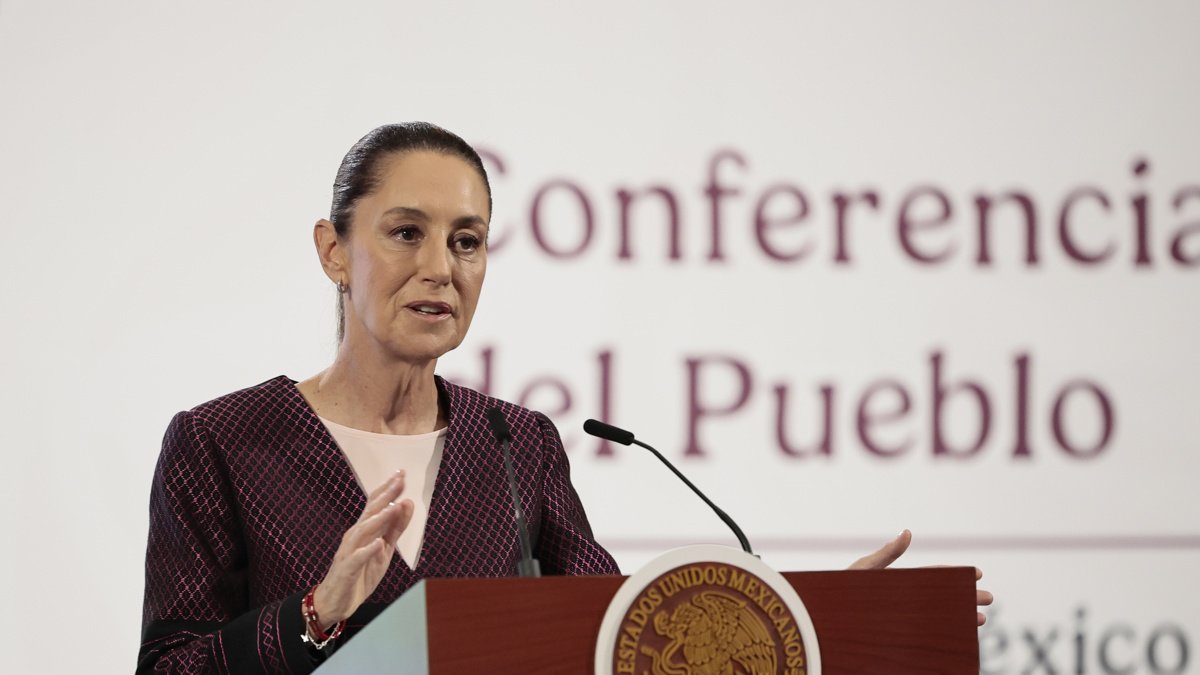 La presidenta de México, Claudia Sheinbaum, participa durante su conferencia de prensa en Palacio Nacional de la Ciudad de México.