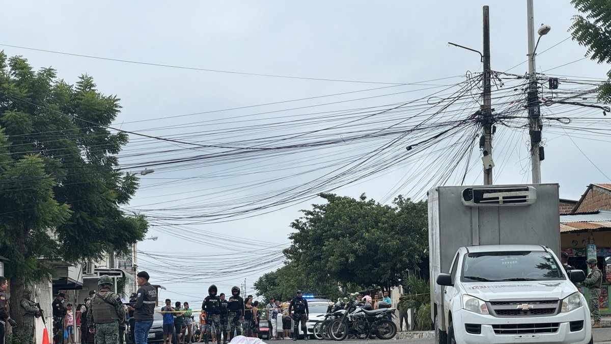 El crimen de Jorge Washington Cruz Briones y su hijo Ken Brando Cruz Intriago generó temor en el sector 2 de Agosto.