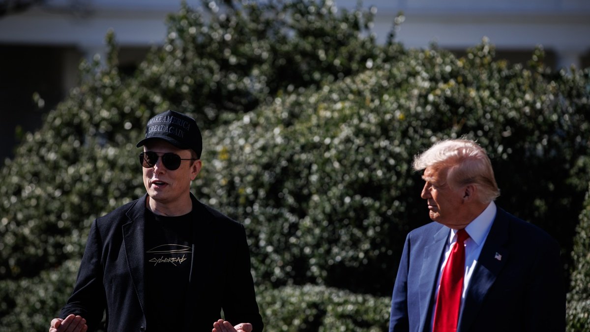 El presidente de Estados Unidos, Donald Trump (d), junto al principal del DOGE, el magnate Elon Musk, en el jardín sur de la Casa Blanca en Washington, D.C., el 11 de marzo.