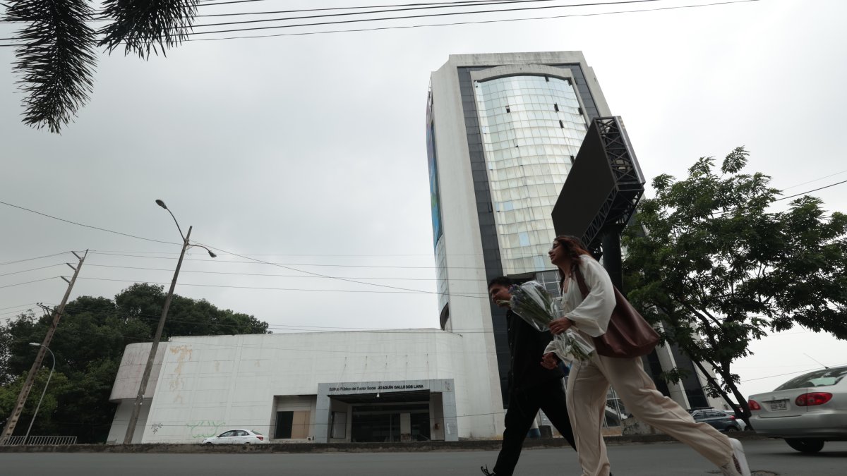 En el edificio Macro, junto al estero Salado, se suele cobrar usos publicitarios.