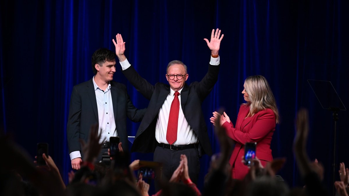 El Partido Laborista, liderado por el primer ministro Anthony Albanese (c), logró este sábado 3 de mayo una rotunda victoria en las elecciones de Australia.