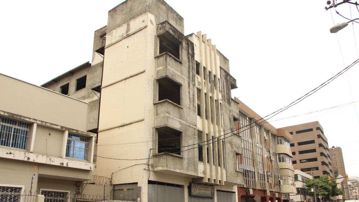 El Conservatorio Antonio Neumane permanece fuera de su sede original en Hurtado y Esmeraldas desde el incendio de 2014.
