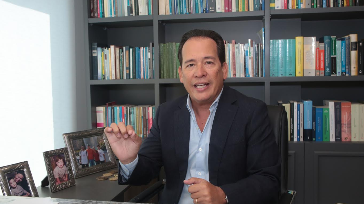 Henry Cucalón empezó a trabajar en el servicio público, desde los 25 años. Está por cumplir 52.