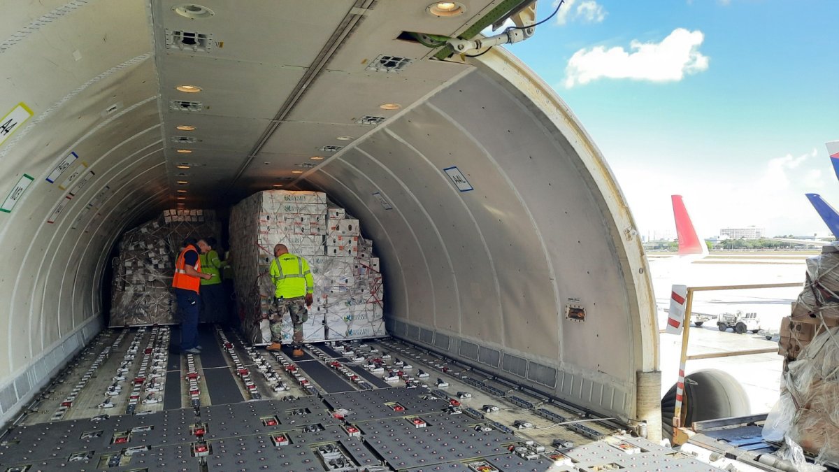 Una plataforma de rieles y rulimanes permiten evacuar la carga del aeropuerto sin mayor esfuerzo.