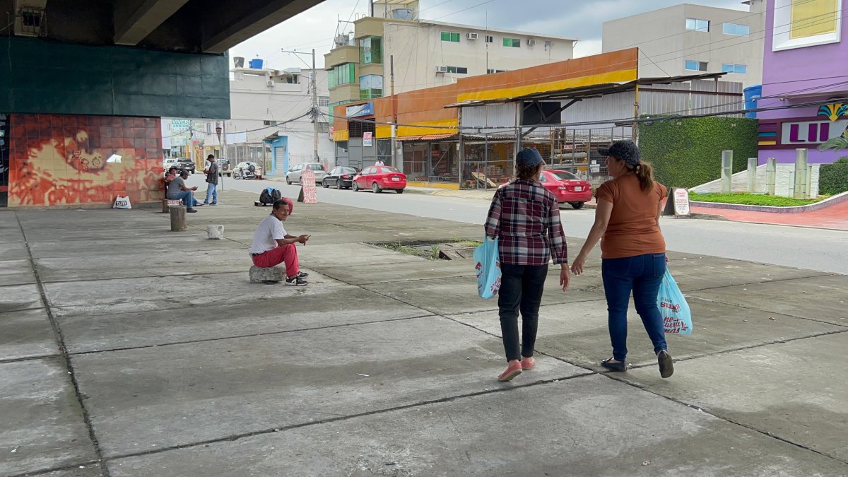 Usuarios. A diario, ciudadanos ofrecen servicios de gasfitería y otros oficios debajo del puente en la intersección de las avenidas Francisco de Orellana y Benjamín Carrión, en el norte.