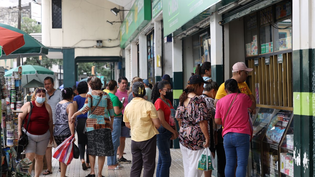 Algunos clientes buscaban medicinas pero también mascarillas en las distribuidoras farmacéuticas del centro de Guayaquil.