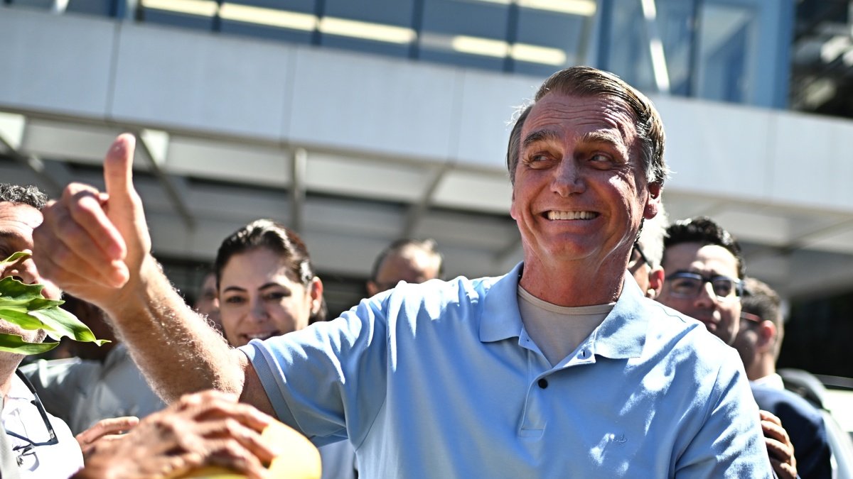 El expresidente de Brasil, Jair Bolsonaro, saluda al salir del Hospital DF Star de Brasilia este domingo 4 de mayo, en Brasilia.