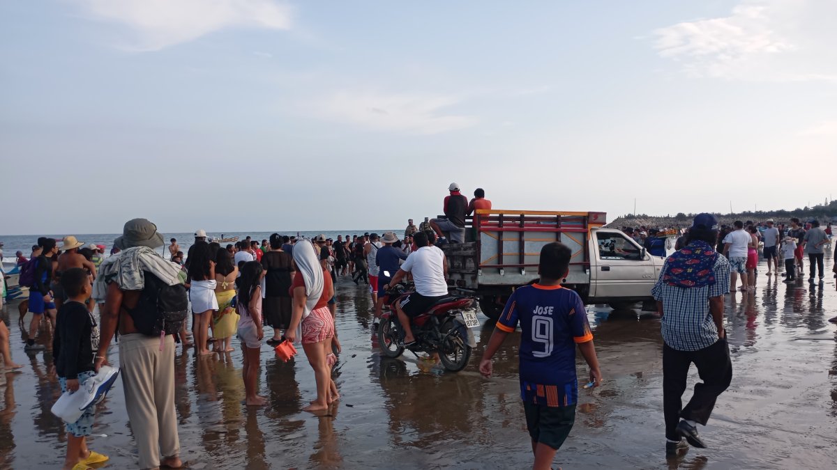 Incertidumbre hubo en la orilla cuando miembros del Cuerpo de Bomberos llegaron con el cadáver de Fabricio Cantos Cedeño.