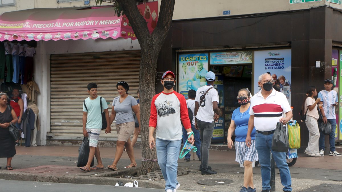 Algunas personas ya utilizan mascarilla, en medio de casos de tosferina y fiebre amarilla en Ecuador.