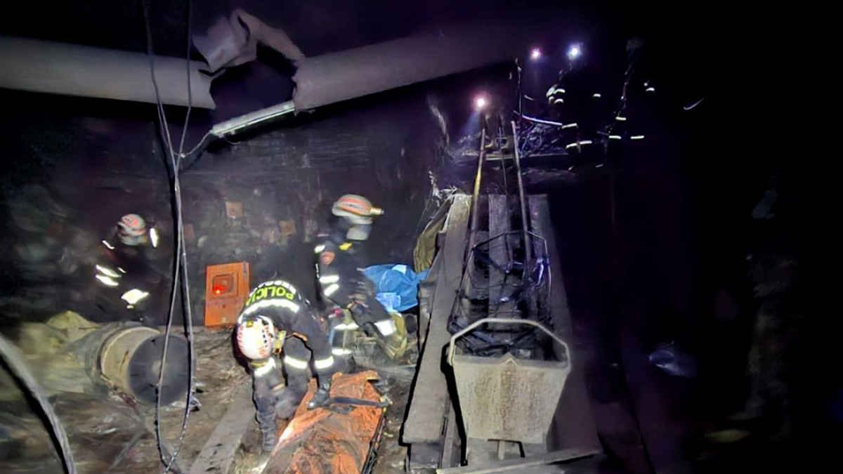 Fotografía difundida por la Policía Nacional de Perú que muestra el interior de la mina de oro Poderosa este domingo, en Pataz.