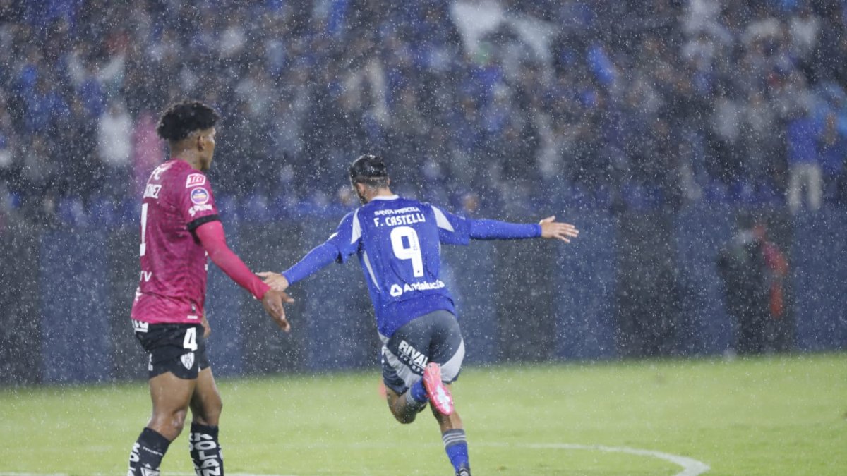 Facundo Castelli (d) celebró el 1-0 parcial a favor de Emelec, que visitó a Independiente del Valle el domingo 4 de mayo de 2025.