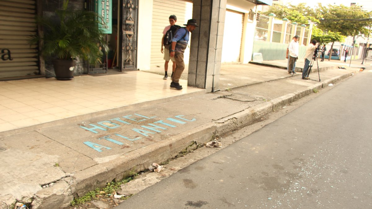 Restos del vidrio del taxi permanecen en el lugar del ataque, donde parte de las víctimas estaban dentro del vehículo.
