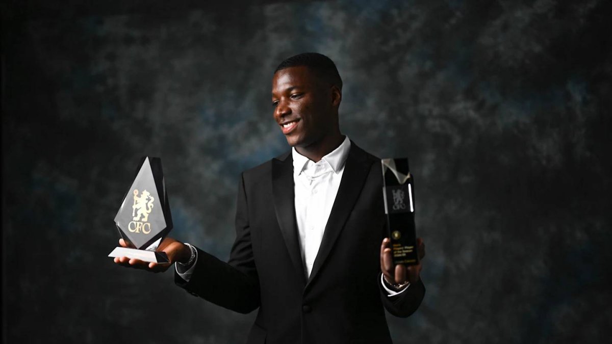 Moisés Caicedo con los galardones que ganó de parte del Chelsea.