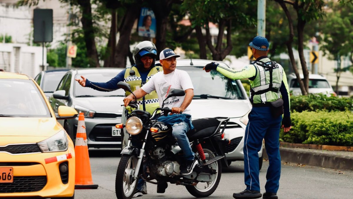 La circulación de carros sin placas y motociclistas sin casco se ha vuelto una escena cotidiana en las calles de Guayaquil.