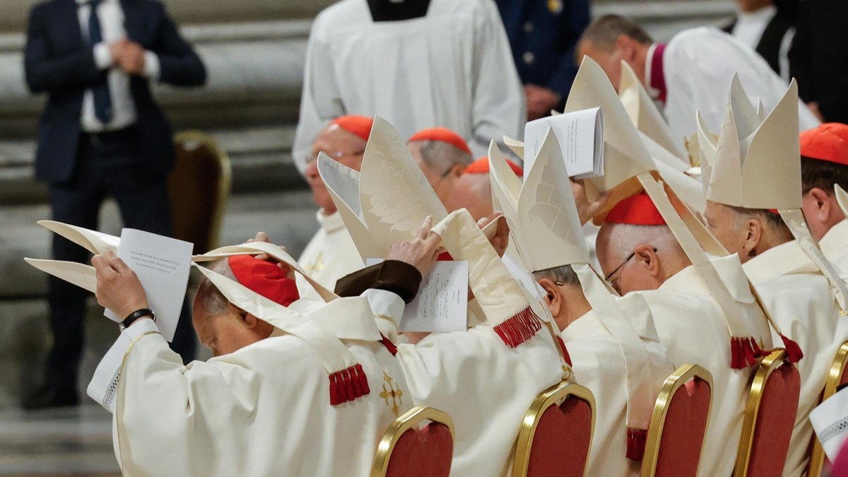 Cardenales asisten a la Novena Misa Novendial en memoria del papa Francisco en la Basílica de San Pedro, Ciudad del Vaticano.