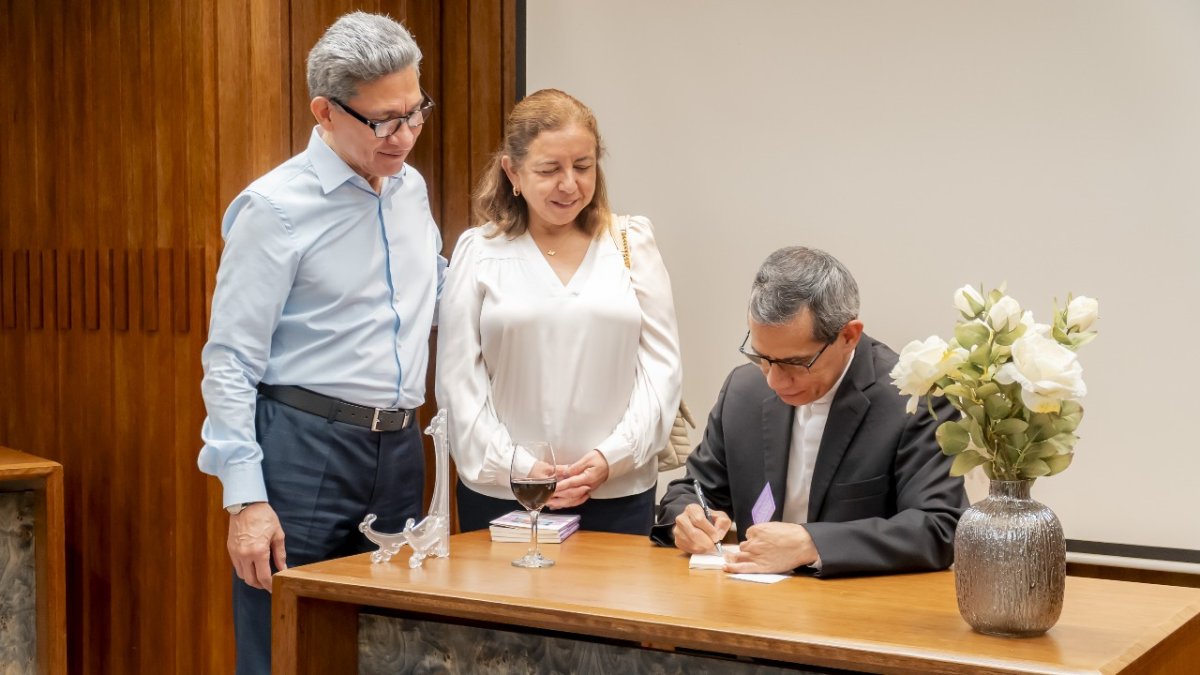 El autor firmando libros