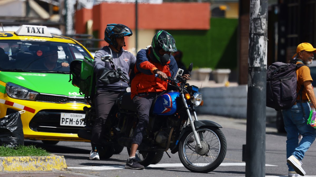 La medida aplica para vehículos y motos dentro del casco urbano de la capital.