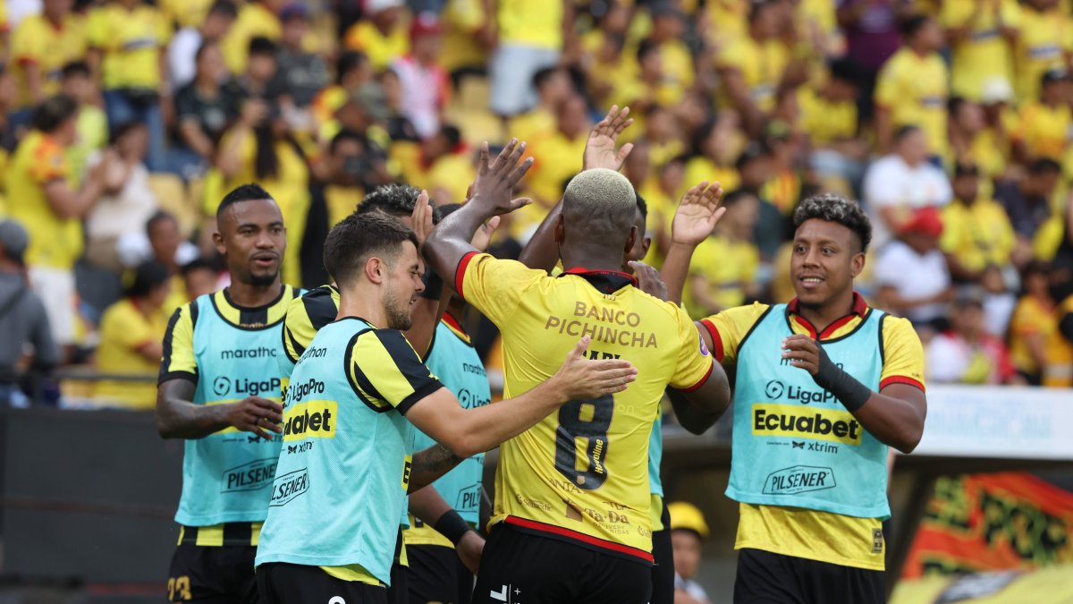 Gabriel Cortez y su festejo del doblete ante Vinotinto.