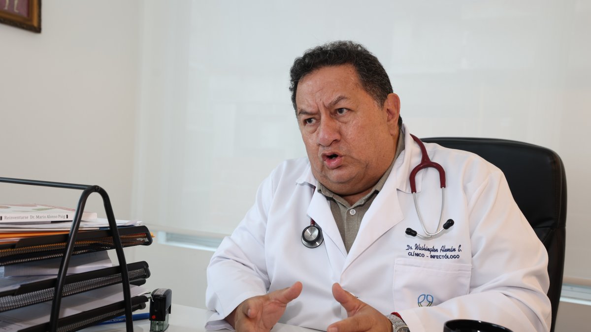 Washington Alemán es médico clínico infectólogo con más de 30 años de experiencia.