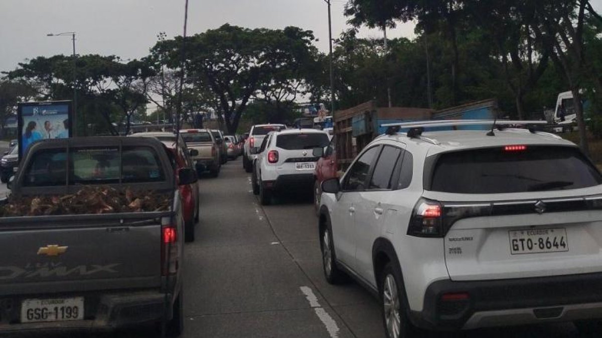 Los cierres viales provocan intenso tráfico en vía a la costa